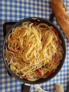 Una foto de Spaghettis con gulas y pimientos de piquillo