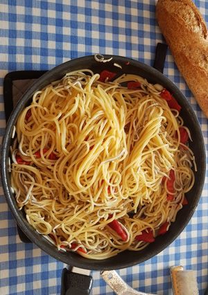 Una foto de Spaghettis con gulas y pimientos de piquillo
