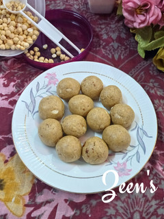 A picture of Roasted Gram and Jaggery Laddoos.