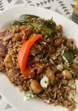 Una foto de Arroz salteado con verduras y camarones