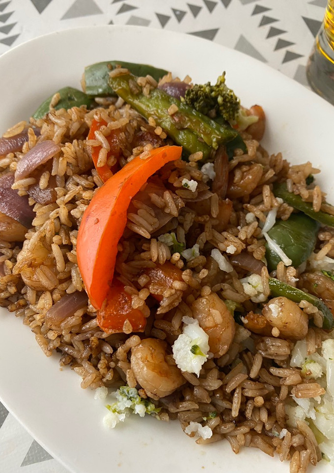 Una foto de Arroz salteado con verduras y camarones