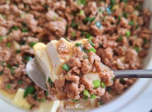 Hình của món Đậu hũ non hấp trứng sốt thịt băm.