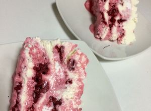 Una foto de Torta Merengue, Frambuesa y Crema 🎂🍓🍰