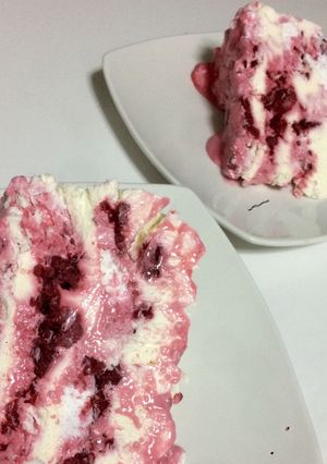 Una foto de Torta Merengue, Frambuesa y Crema 🎂🍓🍰