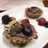 Oat pie dengan krim berries dan pisang