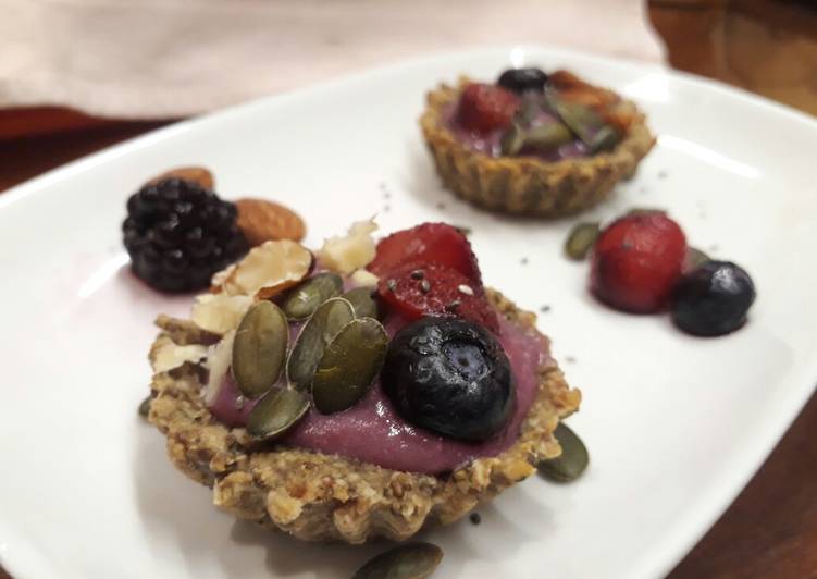 Oat pie dengan krim berries dan pisang