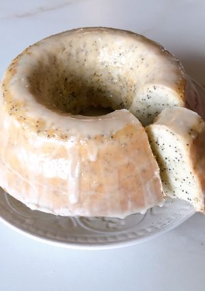 Una foto de Budín de limón y semillas de amapolas