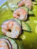 Ensalada de gambas y aguacate con salsa de cilantro