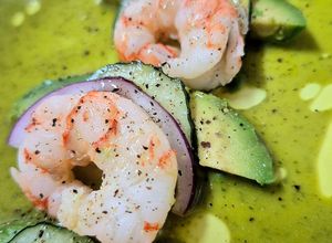 Foto principal de Ensalada de gambas y aguacate con salsa de cilantro
