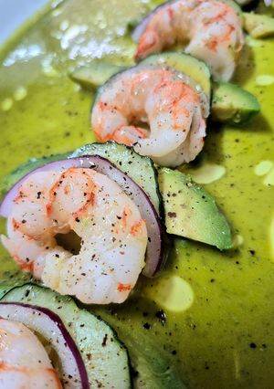 Una foto de Ensalada de gambas y aguacate con salsa de cilantro
