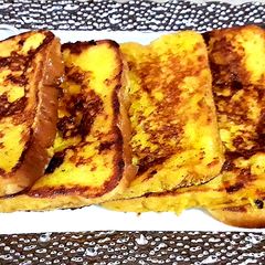 A picture of French toast (cake slice).
