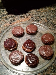 Una foto de Alfajores de chocolate más dulce de leche. sin tacc