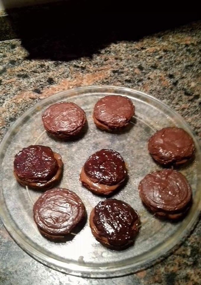 Una foto de Alfajores de chocolate más dulce de leche. sin tacc