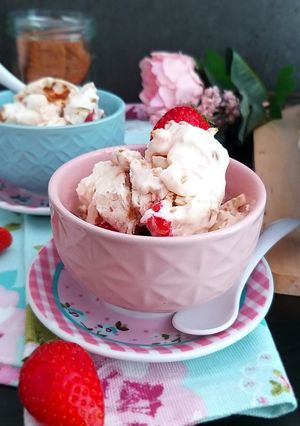 صورة لوصفة آيس كريم على طريقة تشيز كيك بالفراولة وبسكويت سبيكولوس 🍓🍨