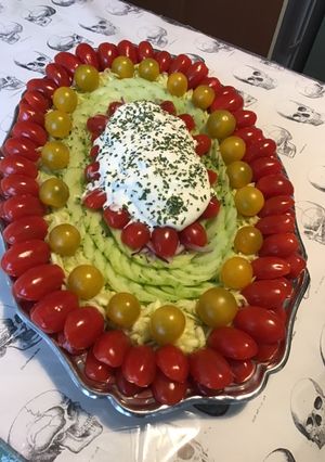 Une photo de Salade de concombre, courgette râpée, oignon rouge, tomates cerises et burrata au persil