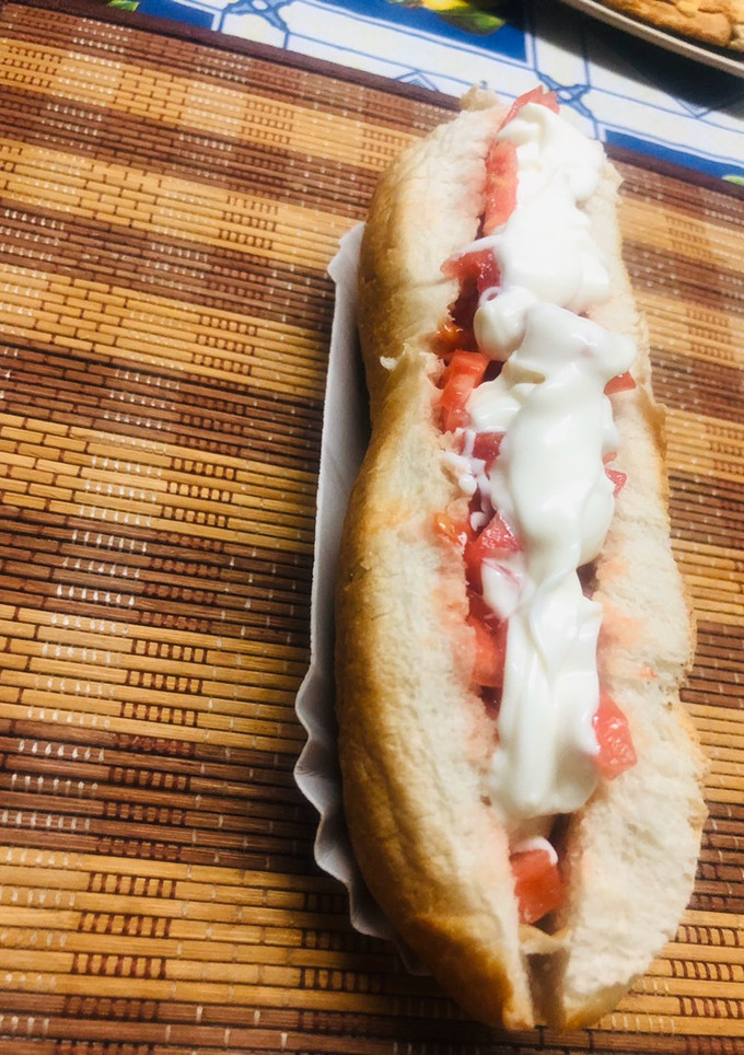 Una foto de Completo en pan marraqueta