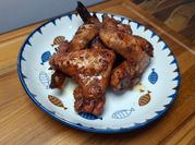 Gambar sayap ayam, bawang putih bubuk, cabe bubuk