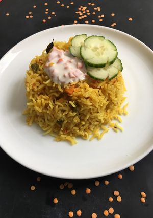 मसूरदाळ खिचडी विथ रायता (masoor dal khichdi with raita recipe in marathi) रेसिपी चे मुख्य फोटो 
