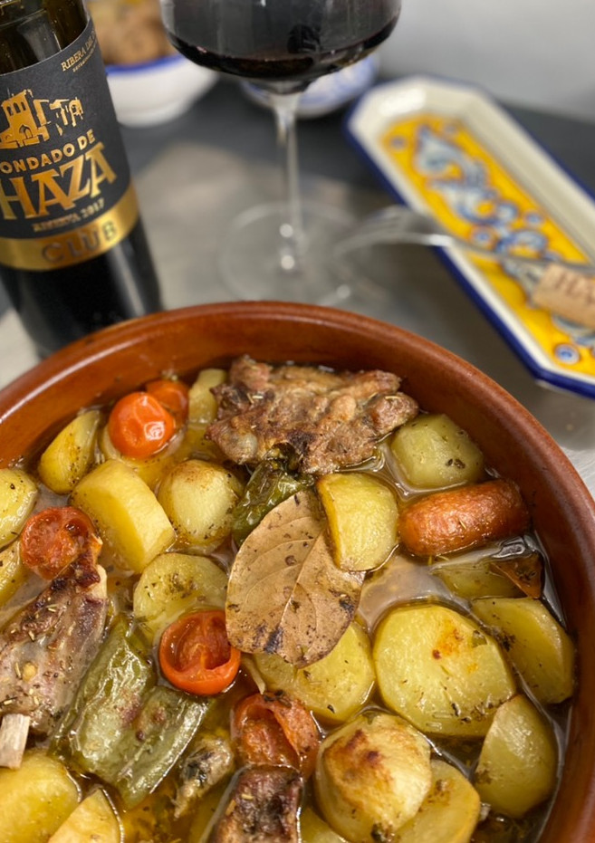 Una foto de Cordero con patatas al horno