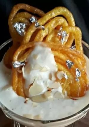 A picture of Instant jalebi with rabri.