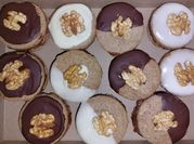 Una foto de alfajor de nuez