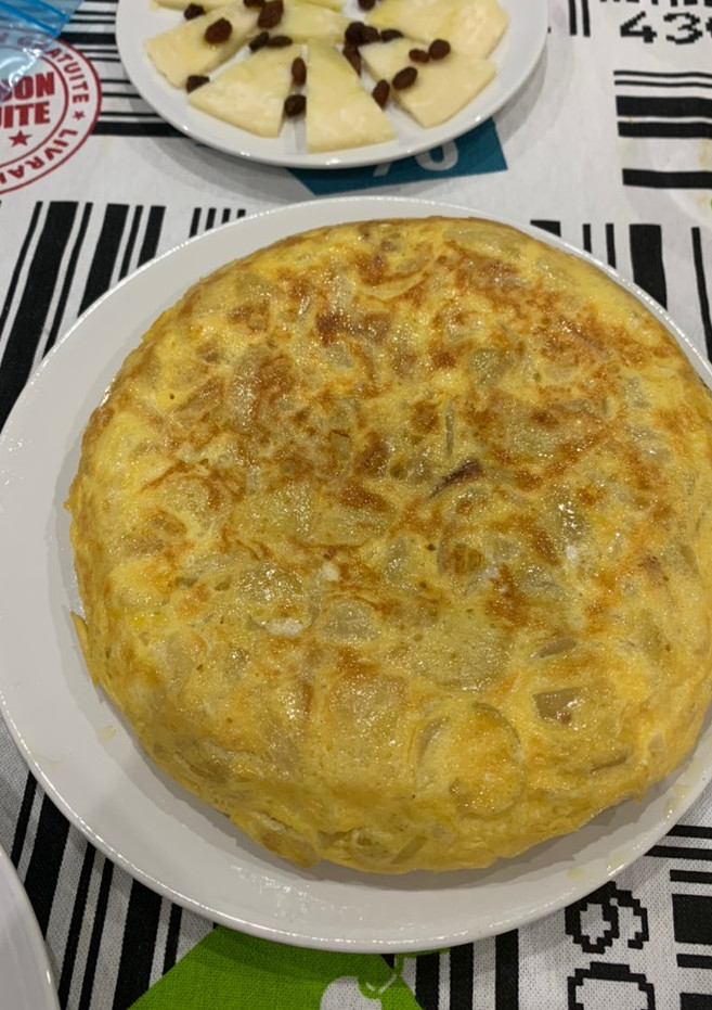 Una foto de Tortilla de patatas con cebolla