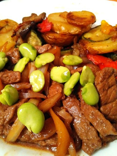 Una foto de Ternera con salsa de soja, verduras asadas y habas