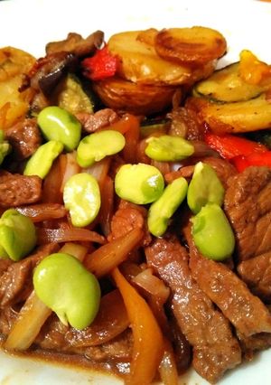 Foto principal de Ternera con salsa de soja, verduras asadas y habas