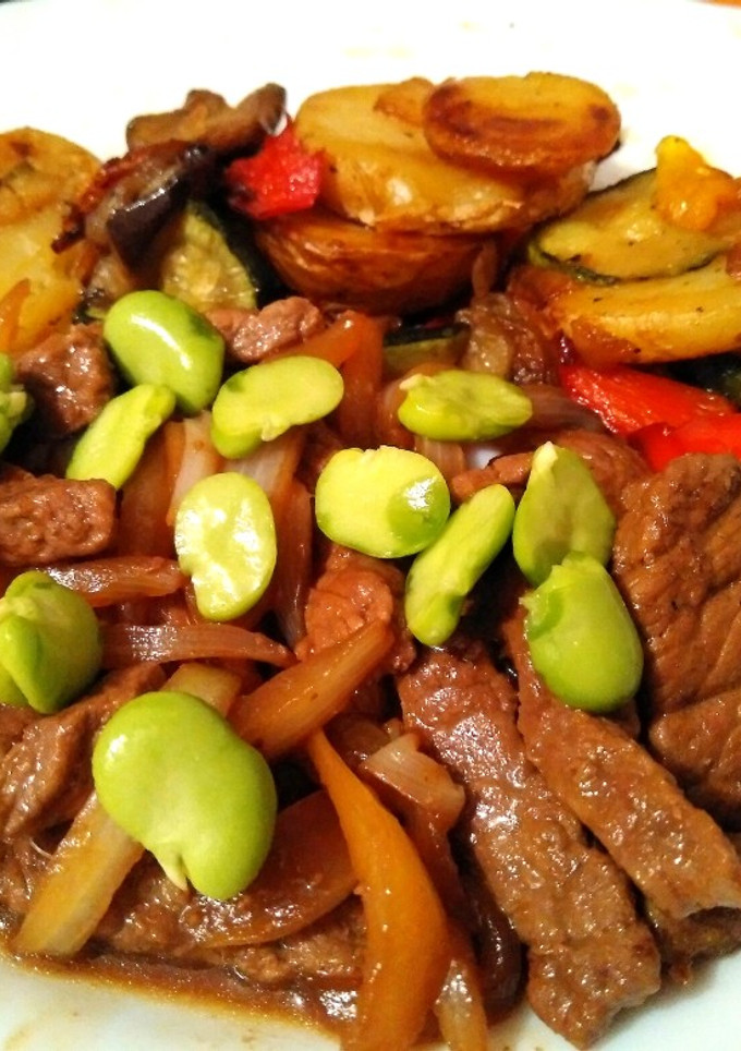 Una foto de Ternera con salsa de soja, verduras asadas y habas