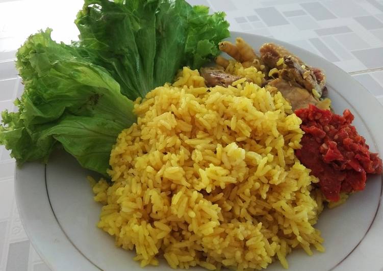 Nasi kuning ayam