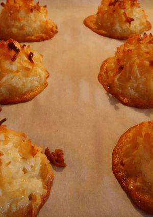 A picture of Coconut macroons.