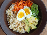 Bol de arroz integral yamaní, huevo y vegetales