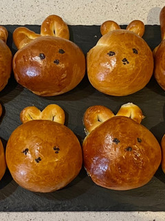 A picture of Easter bunny milk rolls with red bean.