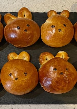 A picture of Easter bunny milk rolls with red bean.