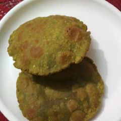 Crispy palak puri A picture of Crispy palak puri.