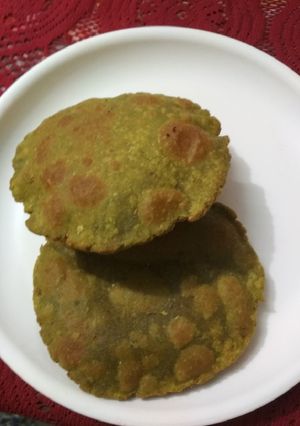 A picture of Crispy palak puri.