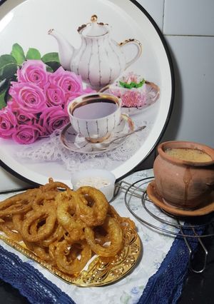 A picture of Onion snacks with matka tea😋.