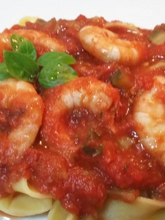 Una foto de Tagliatelle con langostinos