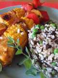 Brochetas de pavo y maíz con arroz blanco y arroz salvaje