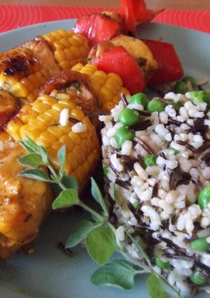 Una foto de Brochetas de pavo y maíz con arroz blanco y arroz salvaje