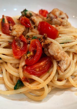 A picture of Red snapper and tomato aglio e olio.