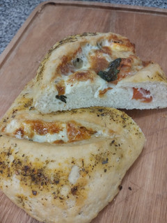 Una foto de Pan de campo caprese