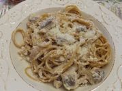 Una foto de pasta con crema de leche