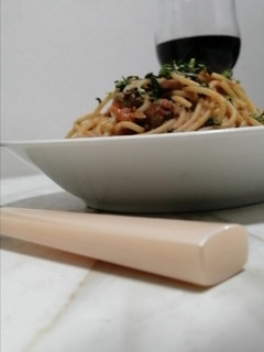 Una foto de Pasta en salsa de tomate con hongos