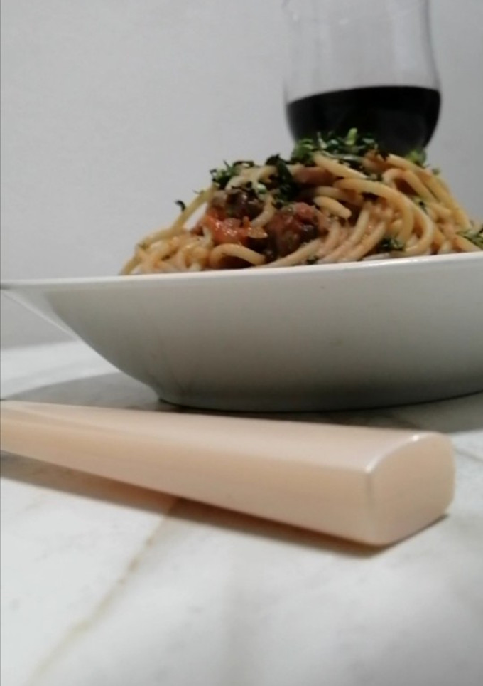 Una foto de Pasta en salsa de tomate con hongos