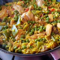 Una foto de Paella de verduras y pollo
