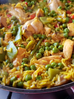 Una foto de Paella de verduras y pollo