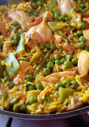 Una foto de Paella de verduras y pollo