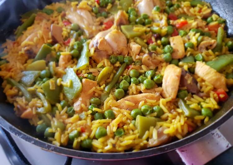 Paella de verduras y pollo