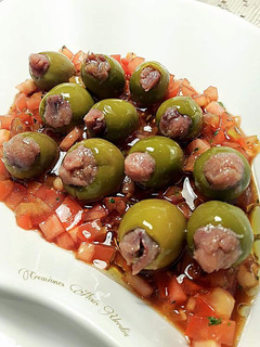Una foto de Aceitunas gordales rellenas de melvas en salazon